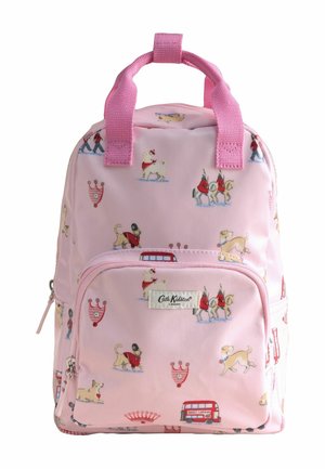 Zaino rosa di Cath Kidston con stampe a tema Londra, tra cui cani, guardie reali, autobus a due piani e corone, con manici rosa e tasca frontale.