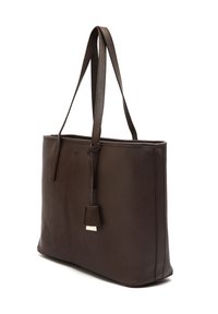 Tumepruun nahast suur kott, millel on kaks pikka sangad, lame kuju, tekstureeritud pind ja väike silt metallaktsendiga.