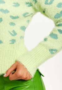 Liquorish FLUFFY ANIMAL HIGH NECK - Jumper - green