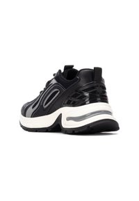 Zapato atlético negro con parte superior de malla y sintético, detalles en gris, suela blanca acolchada y detalles texturizados en el talón negro.