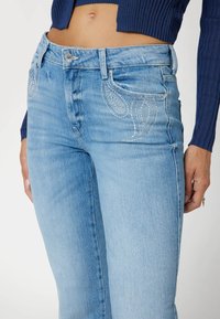 Guess SEXY  - Sirgete säärtega teksad - blau