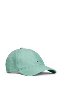 Cappellino da baseball in cotone verde chiaro con visiera curva, sei occhielli di ventilazione e un piccolo logo sulla parte anteriore. Texture sottile.