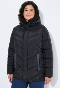 Chaqueta de plumas negra con capucha, con acolchado en forma de flecha, bolsillos laterales con paneles en contraste y un acabado suave y brillante.