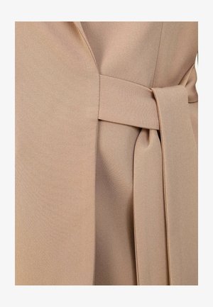 Beiges Kleid aus strukturiertem Stoff mit einem gewickelten Design und einem gebundenen Gürtel, der die Taille betont. Glatte Oberfläche mit dezentem Glanz.
