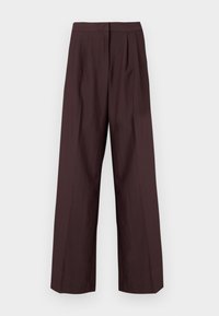 Pantaloni cu picior larg dintr-un material bordeaux închis. Prezintă un brâu plat și pliuri frontale. Textură netedă cu un design ajustat.