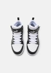 Hoge sneakers van zwart en wit synthetisch leer. Geperforeerde neus voor ademend vermogen, witte veters en een verstelbare band.