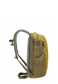 Vista laterale di uno zaino verde oliva e senape con spallacci imbottiti e numerosi scomparti con cerniera.