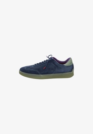 Navy Sneaker aus Wildleder mit strukturiertem Finish, ausgestattet mit einer grünen Fersenpartie, lila Innenfutter und kontrastierenden roten Schnürsenkeln. Flache Gummisohle.