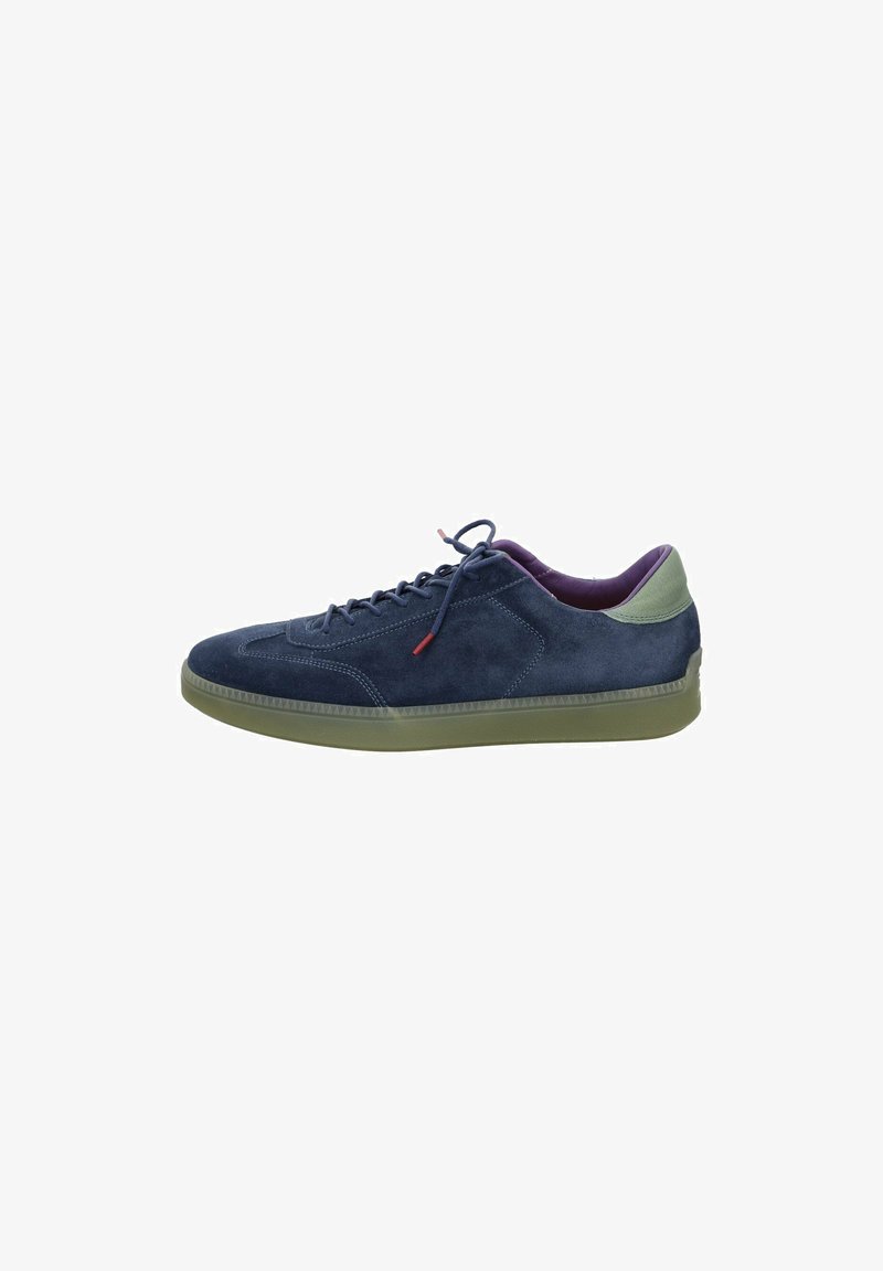 Navy Sneaker aus Wildleder mit strukturiertem Finish, ausgestattet mit einer grünen Fersenpartie, lila Innenfutter und kontrastierenden roten Schnürsenkeln. Flache Gummisohle.