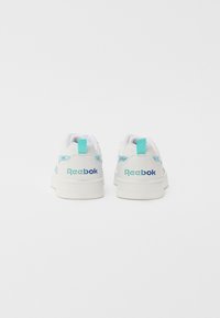 Bijele tenisice s svijetloplavim detaljima, s glatkim kožnim gornjim dijelom, podstavljenim ovratnikom i Reebok logom na peti i bočnoj strani.
