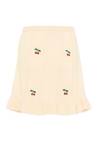 Crèmekleurige gebreide rok met gerimpelde zoom en geborduurde rode kersen met groene bladeren in verticale panelen.