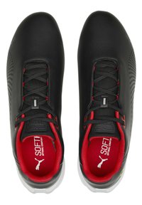 Černé atletické boty s hladkým syntetickým svrškem, červenými akcenty, síťovinovým jazykem a texturovanými stranami; mají šněrování a polstrovanou stélku.