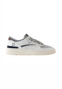 Sneaker bassi bianchi e grigi con lacci grigi, punta perforata, accento nero e suola beige con il nome del marchio sul tallone.