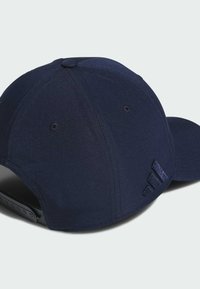 Tmavě modrá čepice s hladkou texturou, vybavená zakřiveným kšiltem a vyšitým logem na zadní straně. Nastavitelný pásek pro přizpůsobení velikosti.