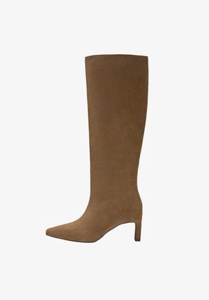 Botte haute en daim brun avec bout pointu et talon fin de hauteur moyenne, présentée en profil latéral sur fond blanc.