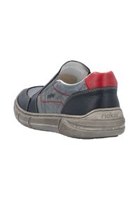 Czarno-szare skórzane sneakersy z czerwonymi akcentami, projekt typu slip-on, teksturowana gumowa podeszwa i białe przeszycia wzdłuż cholewki.