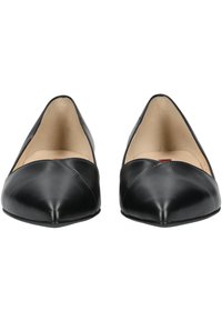 Bailarinas de cuero negro con punta afilada y textura suave. Presentan un detalle de costura en la zona de los dedos y un diseño minimalista.
