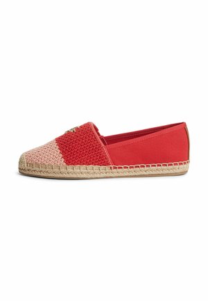 Czerwone espadryle typu slip-on z plecioną sekcją na palce w jasnoróżowym i czerwonym kolorze, jednolitymi czerwonymi bokami z tkaniny oraz plecioną podeszwą z juty.