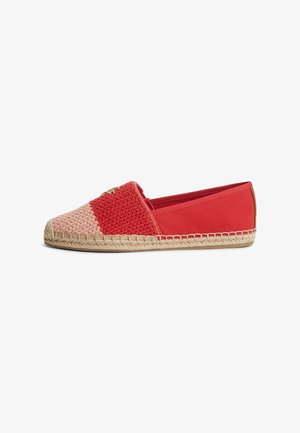 Czerwone espadryle typu slip-on z plecioną sekcją na palce w jasnoróżowym i czerwonym kolorze, jednolitymi czerwonymi bokami z tkaniny oraz plecioną podeszwą z juty.
