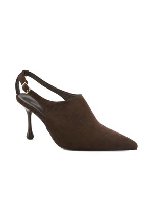 Brązowy zamszowy but na wysokim obcasie typu slingback z ostrym noskiem i regulowanym paskiem z złotą klamrą, przedstawiony na białym tle.