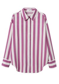 Chemise à manches longues avec boutons, à rayures verticales roses et blanches, col pointu et poignets boutonnés, présentée à plat.
