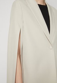 Vero Moda Tall VMMISCHA LOOSE CAPE - Bleizers - silver lining