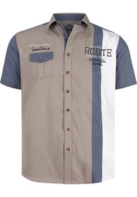 Kurzarmhemd in Beige, Blau und Weiß. Verfügt über eine knopffixierte Tasche, dekorative Nähte und bedruckten Text auf der Vorderseite.