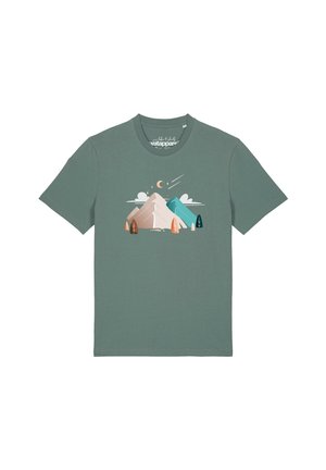 T-shirt vert à manches courtes avec un graphique de montagne et d'arbre, croissant de lune, nuages et étoiles filantes au centre avant.
