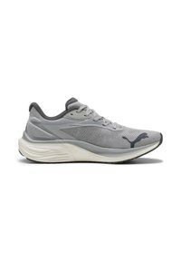 Leichte graue Sportschuhe mit einem strukturierten Mesh-Obermaterial, kontrastierenden dunkelgrauen Akzenten, abgerundeter Außensohle und auffälligem Logo-Design.