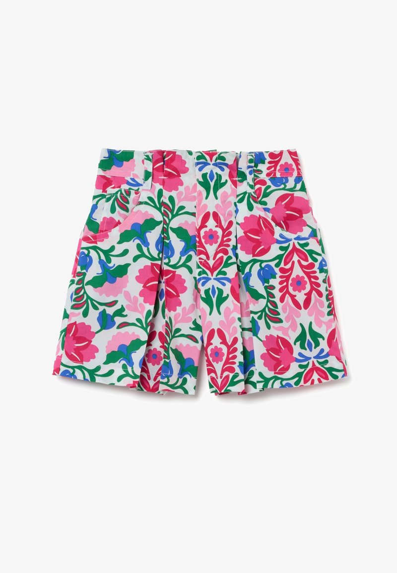 Shorts à motif floral coloré avec des plis, présentant des fleurs roses, vertes et bleues sur fond blanc. Comprend des poches avant.