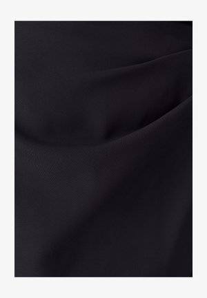 Tessuto nero con una morbida texture, caratterizzato da sottili variazioni di lucentezza e caduta. Nessun motivo o accessorio distintivo visibile.