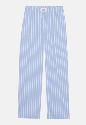 Pantaloni da pigiama a righe blu chiaro con elastico in vita, caratterizzati da righe verticali bianche e una vestibilità comoda. Il materiale sembra morbido e liscio.