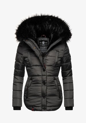 Chaqueta de plumas gris con capucha de piel sintética negra, cierres de cremallera y botón, dos bolsillos en el pecho y puños acanalados para mayor calidez.