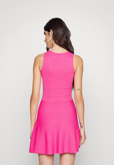 Roza brezrokavnica obleka z oprijetim korzetom in razširjeno krilo, ki vključuje kovinske kavljice po celotni obleki. Gladka tekstura, do kolen.