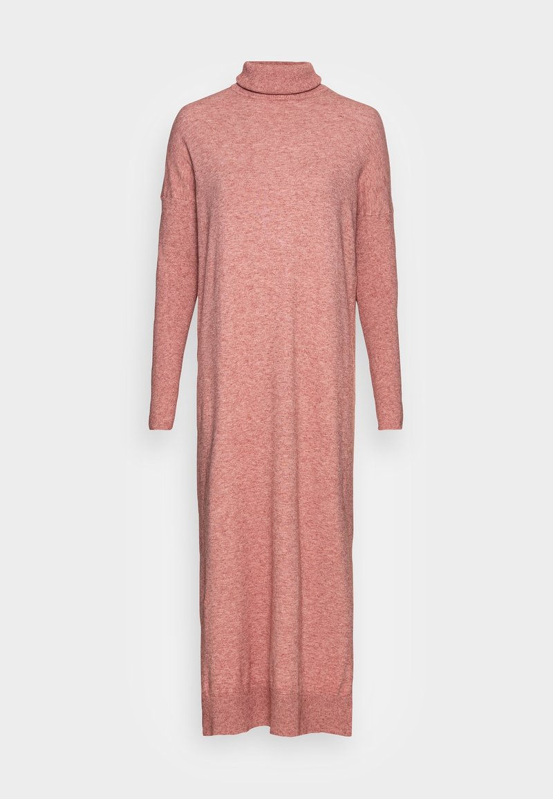 Longue robe en tricot rose à col roulé avec manches longues et silhouette droite sur fond uni.