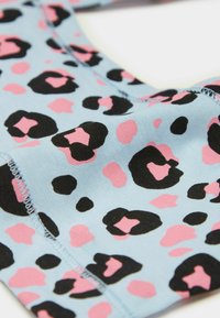 Světle modrá látka s leopardím potiskem v černé a růžové barvě. Obsahuje viditelné švy a má jemnou texturu.