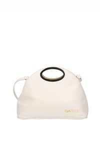 Borsa a mano color crema con una texture liscia, forma arrotondata, dettagli dorati e un manico circolare nero. Presenta un logo sul davanti.