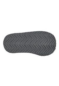 Gumová podrážka v tmavě šedé barvě s vlnitým texturovaným vzorem. Zaoblené okraje a hladký povrch zajišťují lepší přilnavost a flexibilitu.