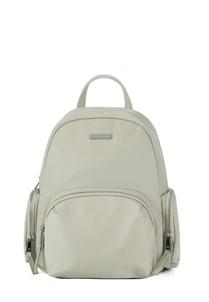 Zainetto beige chiaro di piccole dimensioni con una tasca frontale, due scomparti laterali con zip, maniglia superiore e dettagli con cerniere color argento.