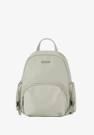 Zainetto beige chiaro di piccole dimensioni con una tasca frontale, due scomparti laterali con zip, maniglia superiore e dettagli con cerniere color argento.