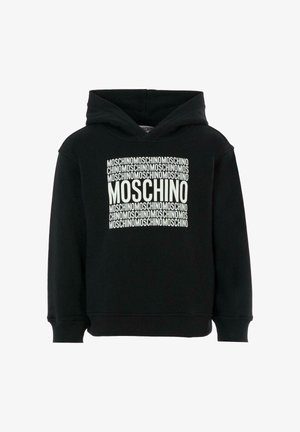 Czarna bluza z kapturem z dużym białym logo MOSCHINO wielokrotnie nadrukowanym na przodzie. Wykonana z miękkiego materiału, w luźnym kroju i z kapturem.