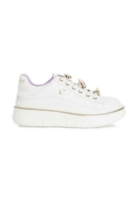 Sneaker bianco dal design elegante, con accessori dorati sui lacci, dettagli viola sul colletto e una suola spessa bianca con fono testurizzato.