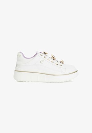 Zapatilla blanca con un diseño elegante, hardware dorado en los cordones, acentos morados en el collar y una suela blanca gruesa con agarre texturizado.