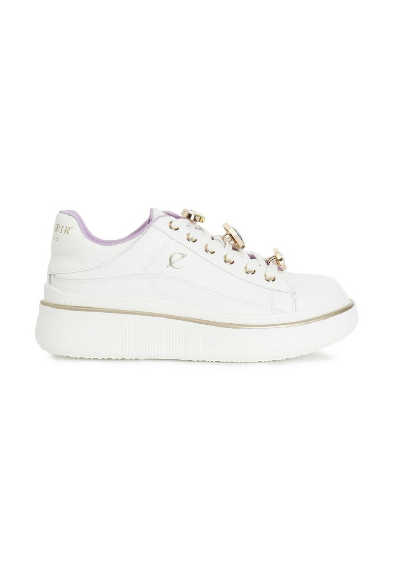 Sneaker bianco dal design elegante, con accessori dorati sui lacci, dettagli viola sul colletto e una suola spessa bianca con fono testurizzato.