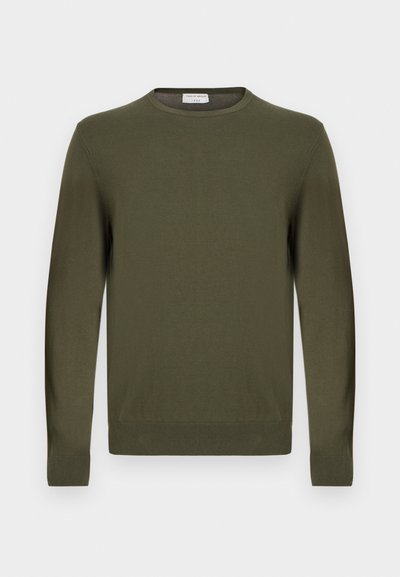 Πλεκτό πουλοβεράκι σε ελιά πράσινο με στρογγυλή λαιμόκοψη, μακριά μανίκια και ριμπ μανσέτες και τελείωμα, εμφανιζόμενο σε λευκό φόντο.