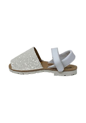 Sandalo bianco con punta chiusa glitterata, cinturino regolabile alla caviglia, suola imbottita e suola in gomma piatta per bambini.