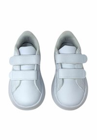 Sneakers bianchi con tomaia in pelle sintetica liscia, due strisce in Velcro, punta arrotondata e soletta imbottita. Suola piatta in gomma.