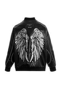 Chaqueta bomber de cuero negra que presenta un gran diseño de alas con lentejuelas en la parte de atrás, con ribetes blancos a lo largo de las costuras y un cuello acanelado.