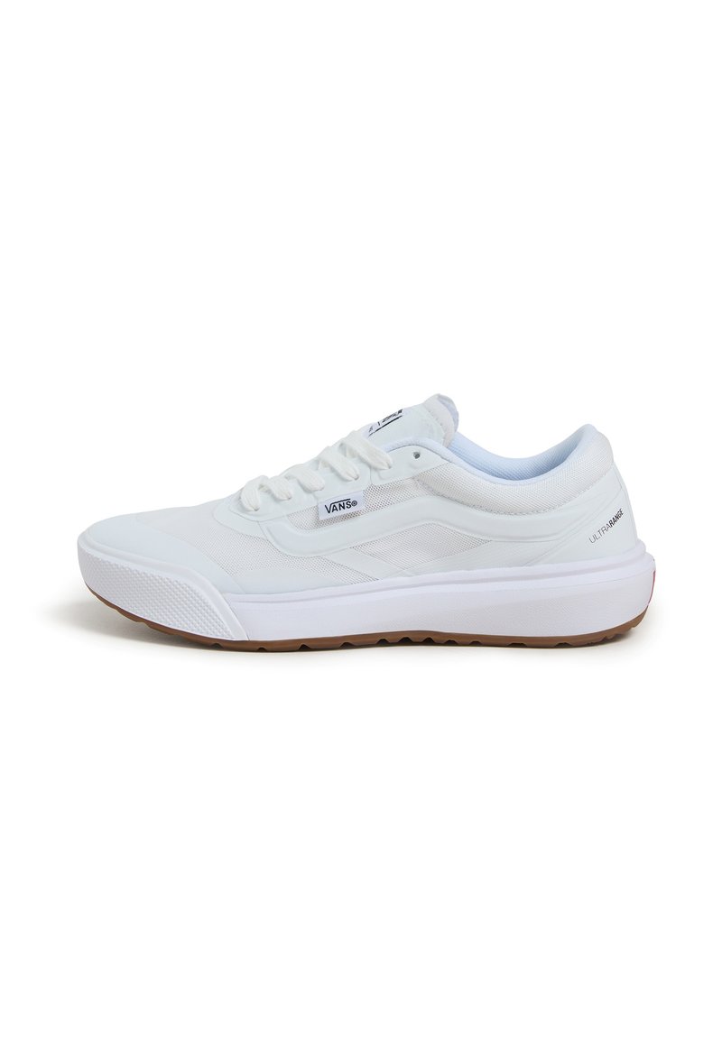 Witte sneaker met een bovenkant van mesh en textiel, ronde neus, platte veters en een gewatteerde zool. Heeft een rubberen buitenzool met een subtiel patroon.