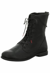 Bottines en cuir noir avec un bout rond, dotées d'un laçage à l'avant, d'une texture lisse et d'une semelle plate. Comprend des détails d'accent rouge.